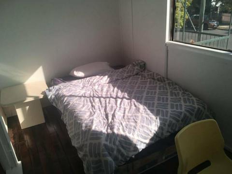 NICE ROOM in GREAT LOCATION IN WOOLOONGABBA