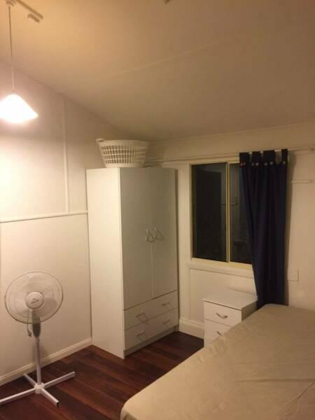 ROOM available in Annerley