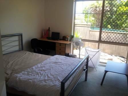 Single Room Eight Mile Plains - Bus Stop right in front of the house