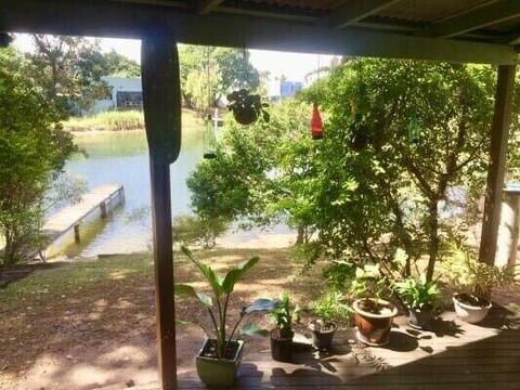 Private room in a shared house alongside the canal in Mermaid Waters