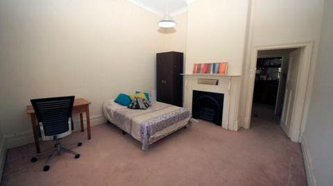 Beautyful Large Room for rent in Mile End 170 per week