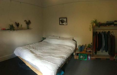 SPACIOUS ROOM FOR RENT. large, cheap room in sandy bay!