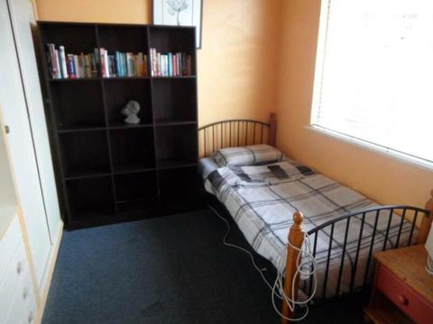 BRIGHT ROOM for TRAVELLING Couple or 2 Female Barkly St, ST KILDA