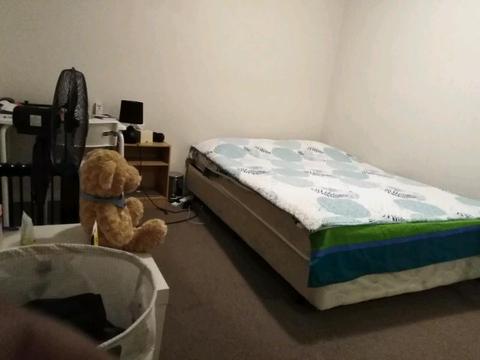 furnish room with double bed 1km walk to thomastown vic station