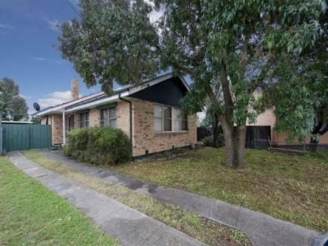 Share house great location 5mins to train station Laverton