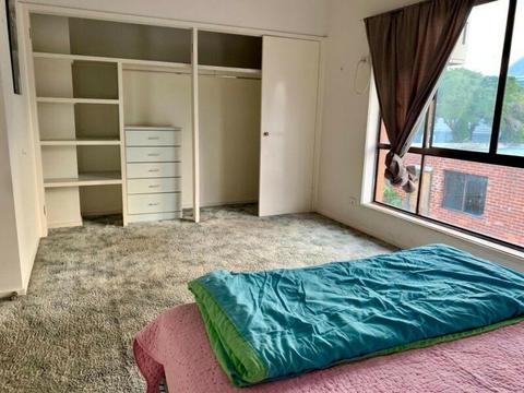2 Rooms Available in a share house in Caulfield