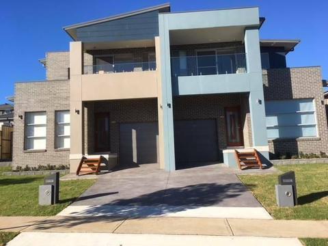 1/14A Angophora Ave Kingswood !! 5 Bed 3 Bath Double Story Duplex!!