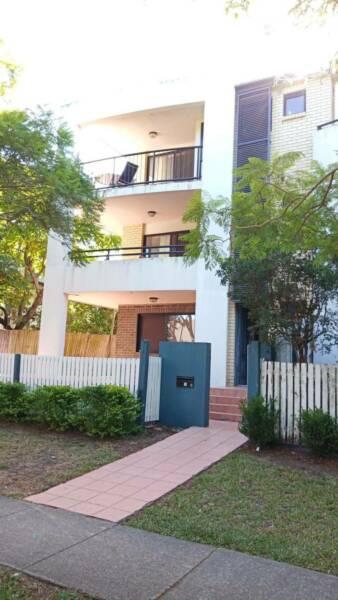 For Rent: Macquarie Street Home Beside UQ St. Lucia