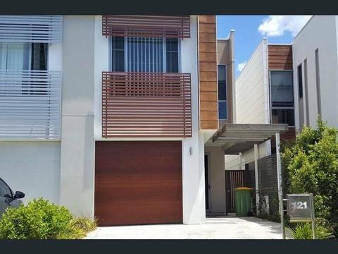 Fantastic 3 bdrm Townhouse - 2 mins from Robina Town Center