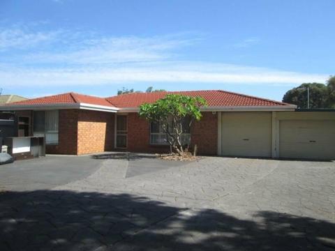 AFFORDABLE RENTAL IN PARAFIELD GARDENS, CLOSE TO SHOPS !!!