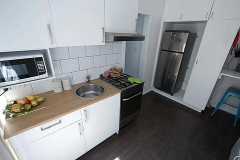 ST KILDA 2 BR APARTMENT FOR 2-4 PERSONS, ALL BILLS AND WI-FI INCL