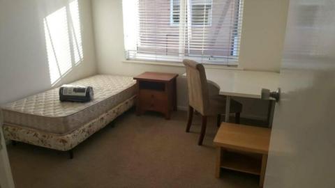 Private room, single bed- St Kilda East. Daily or weekly (Short term)
