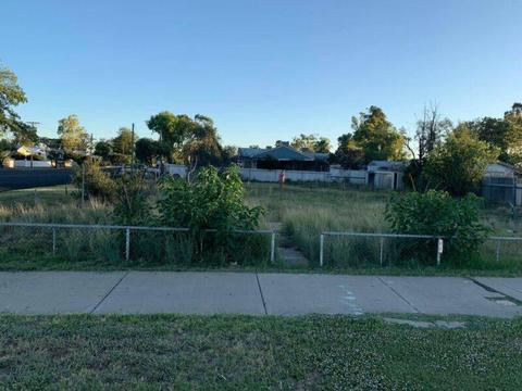 LARGE BUILD BLOCK OF FOR SALE IN THE TOWN OF MOREE 1005m
