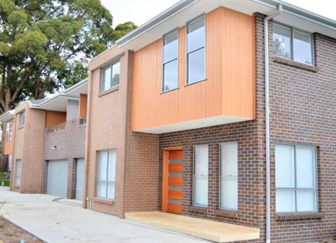 PEAKHURST IMMACULATE LUXURY TOWNHOUSE - AN ABSOLUTE MUST SEE!