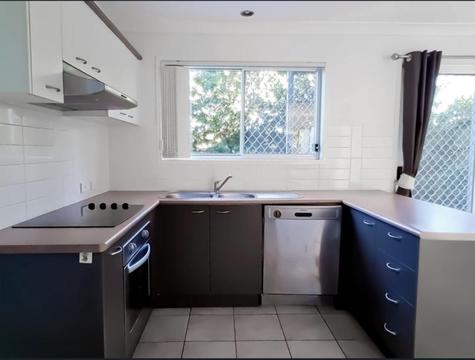 3 Bedroom Townhouse for sale in Calamvale. FOR SALE!