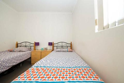 ONE BED SPACE FOR MALE IN A MASTER TWIN SHARE FOR $265 PER WEEK
