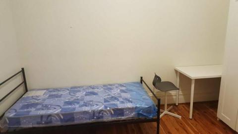 SHARE ROOM FOR MALE NEAR ROCKDALE STATION $140 ALL INCLUDE