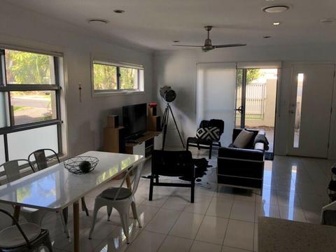 ROOM Available NOW for male or female in Annerley