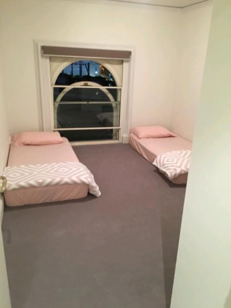 Inner city 1bed short term available only for girl