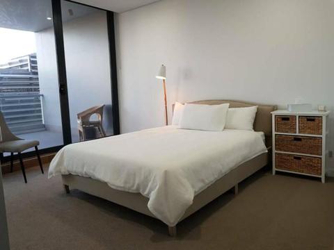 Hillsong Accomodation Room with Ensuite in Mascot, Shops, train,Pool