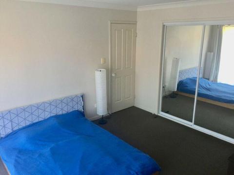 Master bed room plus single room in Byron Bay/Suffolk Park beachside