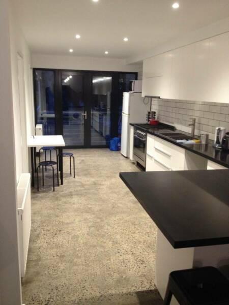 Furnished double room with ensuite in North Melbourne avail 5th Aug