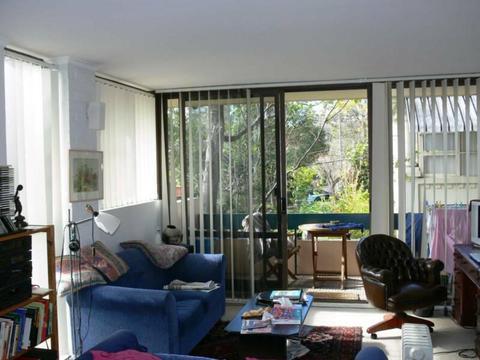 Room in townhouse-style apt. Wollstonecraft. Share with one other