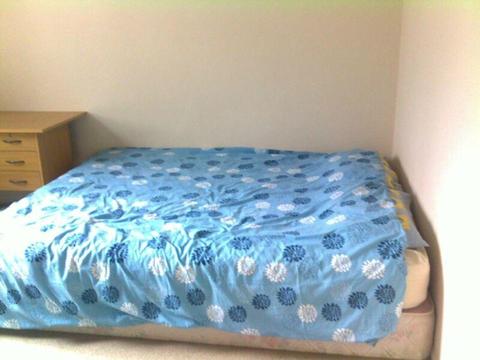 Single room with King bed in Southport