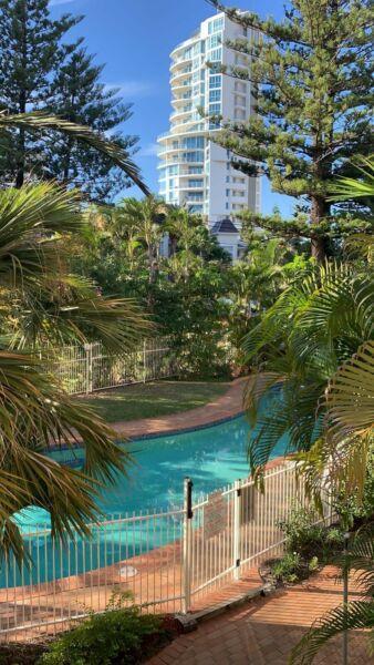 ROOM FOR COUPLE OR 2 FRIENDS BROADBEACH