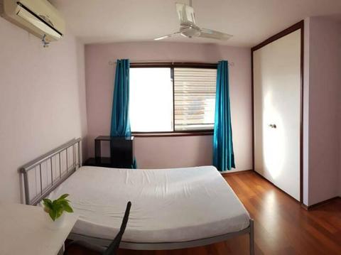 Sunnybank king size bedroom for rent - walk to shops and bus stops