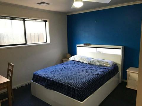 Queen sized bedroom for rent, Female only (Flagstaff Hill)