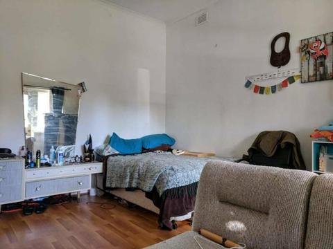 Spacious room in St Kilda East available for rent now