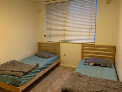 [Carlton/Lygon st : Mel_uni] LOOKING FOR a MALE!! (clean and gentle)