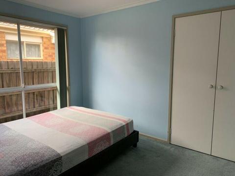 Ready to move in- Lalor room for rent