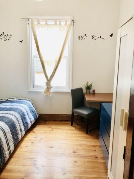 CBD Fringe Clean Furnished GIRL double room.1 min to tramstop 