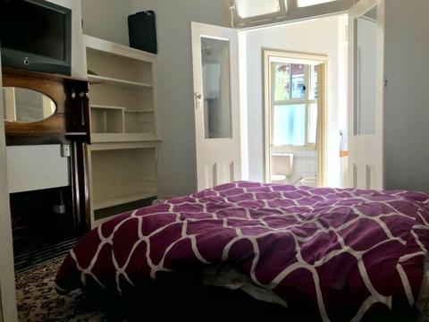 Room with En - Suite is Available in a share house in St Kilda East