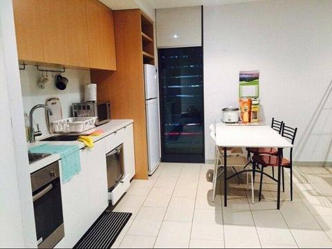 Great Location/City/CrownCasino/LIVING ROOM (MUST BE TIDY)