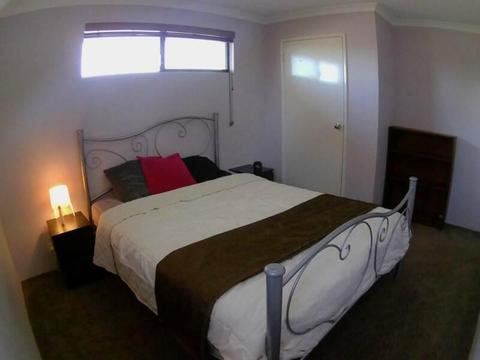 Room in spacious house, near transport, shops, uni, Freo, trains, FWY