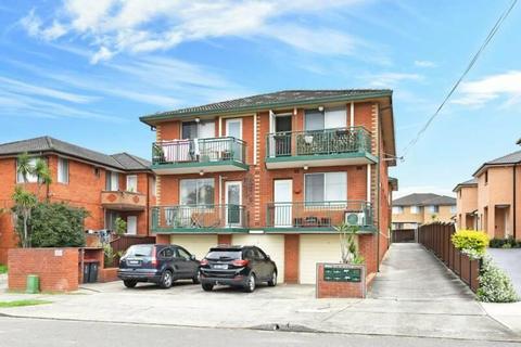 Massive 141m2 dual level- townhouse style for lease
