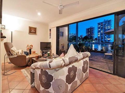 COSY ONE BEDROOM UNIT ON THE MAIN RIVER