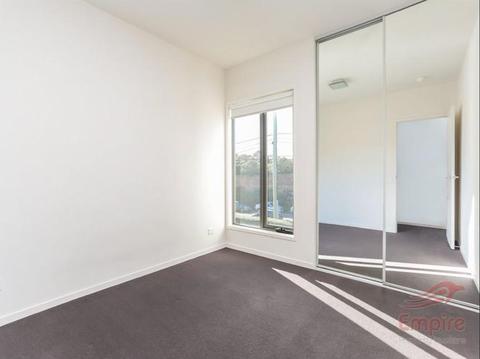 $450 Roomshare within 2 mins of walk from Westall Station