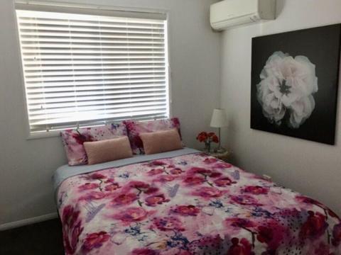 Queen Room with own Private Bathroom - 7kms from City