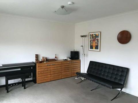 Lovely, spacious, sun-filled, quiet apartment in South Yarra