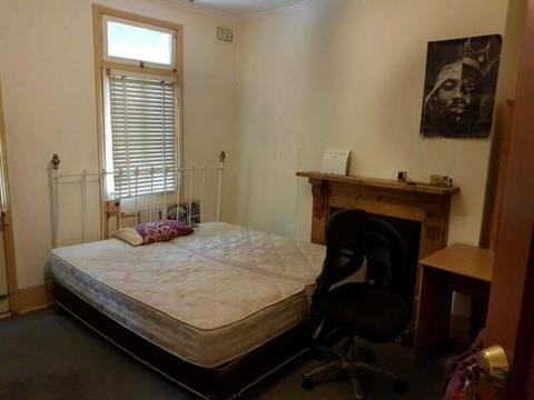 King room with balcony available in Ultimo - free wifi and Foxtel