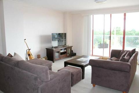 Spacious Top floor apartment with ensuite, couch, tv, a/c