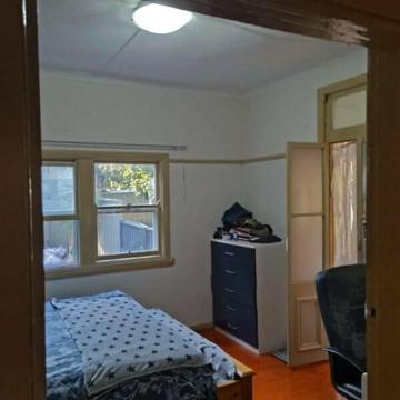 Couples room with sun room Sharehouse - NorthStrathfield station