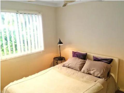 Spacious room with a queen bed close to Griffith, Southport, beach,etc