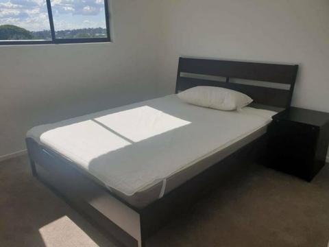 Room available in shared town house in Mount Gravatt - Airconditi