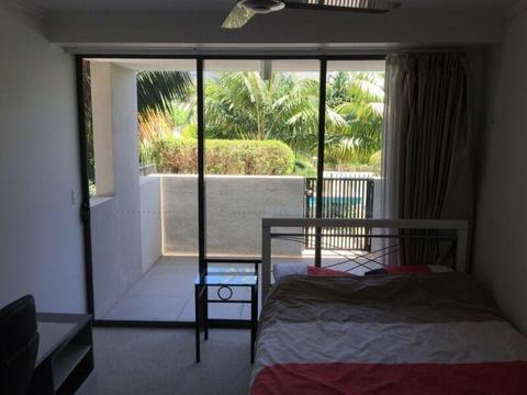 Modern Gold Coast apartment - private room (2 available)
