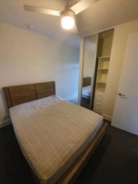 (St. Clair) Room to rent in two bedroom apartment